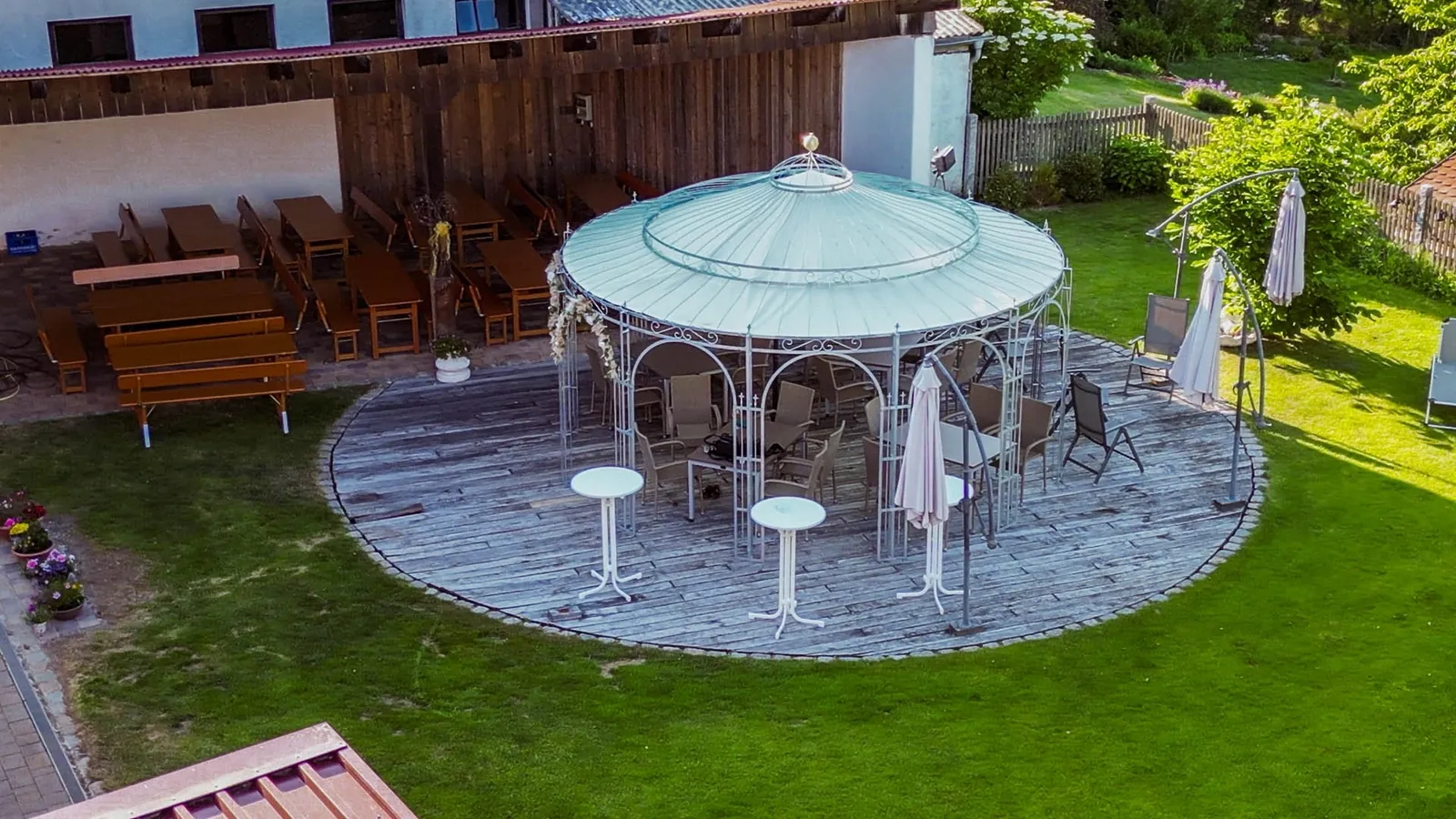 Romantikpavillon im grünen Außenbereich